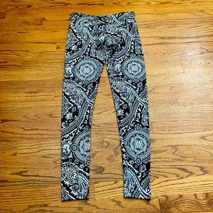 Onzie paisley print leggings size medium